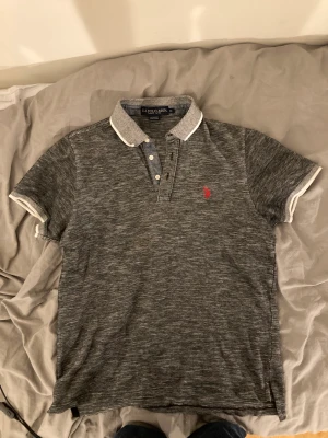 U.S polo assn piké grå med röd logga - u.s Polo assn piké storlek M  Inga deffekter säljer då den blivit för liten  Möts gärna upp i malmö annars står du för frakten:) Pris går att diskutera