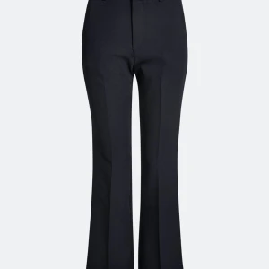 Kostymbyxor  - Säljer dessa jättefina wilma kostymbyxor från bikbok. Perfekt för dig som är 160! Org pris 399kr!  