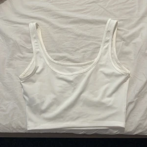 Vit topp - Säljer för att den är lite stor, storlek petite xs. Säljer den för 60kr + frakt blir 75kr