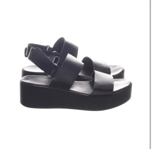 Platå sandaler - Svarta platå sandaler med multi spännen. Aldrig använda av mig och är i okej skick. Storlek 36 men skulle säga att de passar 37 också. Köpare står för frakt :)