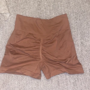Träningsshorts  - Jätte söta träningshort men har blivit små tyvärr är en liten M skulle jag säga då jag endast andvänd en gång. 