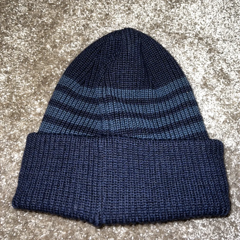 Helt ny polar beanie. Använd en gång, skick: 10/10. Inga tecken på användning. Skitsnygg men jag har tyvärr för stort hår för den. Kostade 500 kr ny. Köpt december 2020, inte använts endast legat orörd i en låda. Accessoarer.