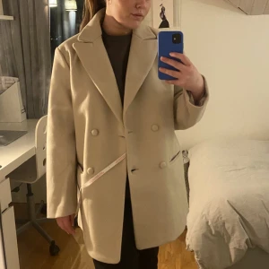 Missguided oversize blazer  - Väldigt snygg kappa/tjock blazer från Missguided.  Aldrig använd, inte ens klipps bort prislapp då den är lite lång i armarna för mig😢  Den är storlek EU 40, skulle säga att den passar som M/L. Snygg beige färg☺️ Frakt ingår ej.