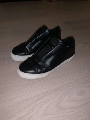 Arigato 360 - Väldigt bra skick!   Storlek 43   1100kr   Box, påse och kvitto finns kvar!  