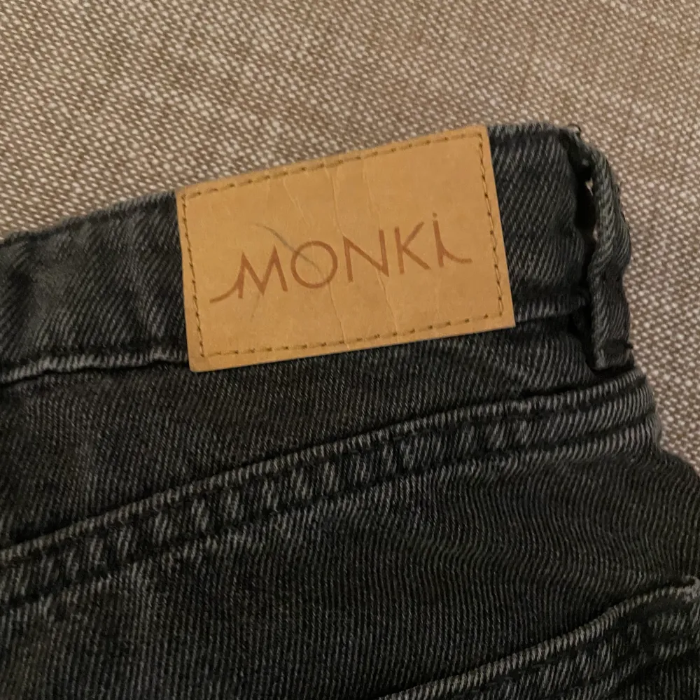svarta urtvättade och uppvikta jeansshorts! supergulliga ifrån monki och passar till vad som helst. köptes för runt 200kr och säljs för 65kr+frakt! säljs för att de inte längre används🖤. Shorts.
