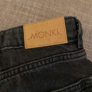 svarta urtvättade och uppvikta jeansshorts! supergulliga ifrån monki och passar till vad som helst. köptes för runt 200kr och säljs för 65kr+frakt! säljs för att de inte längre används🖤