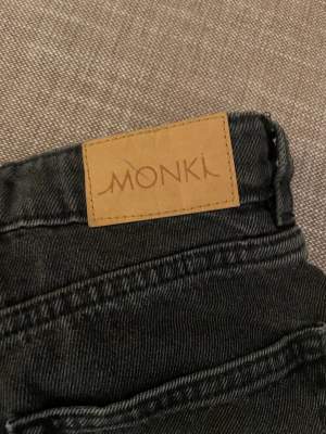 svarta urtvättade och uppvikta jeansshorts! supergulliga ifrån monki och passar till vad som helst. köptes för runt 200kr och säljs för 65kr+frakt! säljs för att de inte längre används🖤