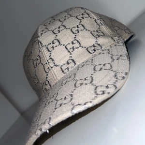 Gucci keps  - Oanvänd Gucci keps med box och kvitto.  Vit/beige  