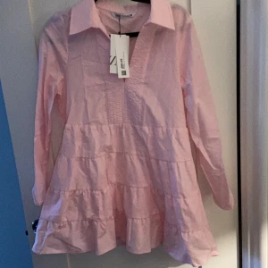 Klänning - Superfin helt ny rosa klänning ifrån zara. Aldrig använd frakt tillkommer