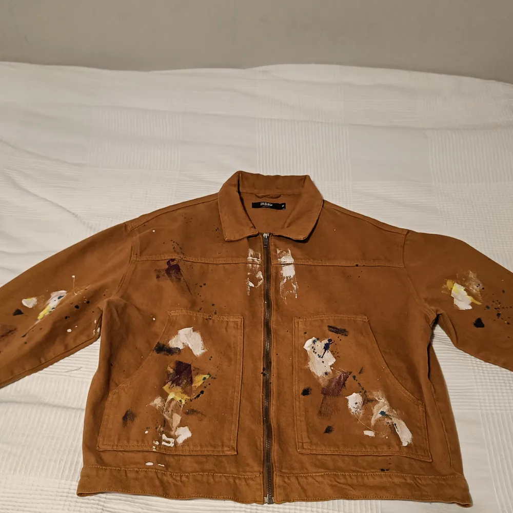 This jacket has barely been used since i changed my style shortly after i bought it. It's in mint condition. I am 181 and wear size M.. Jackor.