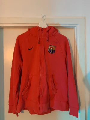 Barcelona Nike Hoodie zip-up - Nike barcelona Zip-up Hoodie. Den är i mycket bra skick. Den är i storlek XL i dam men den sitter perfekt på mig som har M i kille. (Alltså storlek M i kille och storlek XL i tjej)