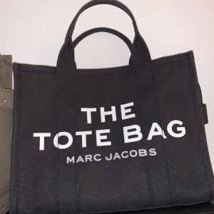 Marc Jacobs totebag - Storlek: SMALL  Färg: Svart  Pris: 1800kr Finns att hämta i Södertälje 