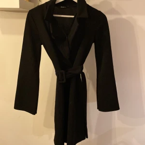 kavajklänning - använd en gång bara. 