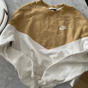Nike - En skön och fin Nike tröja som är lite kortare i modellen