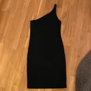 one shoulder klänning - använd en gång