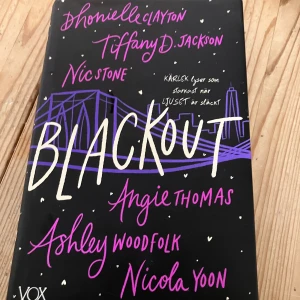 ♡‧₊˚ Bok♡‧₊˚ - Bok i fint skick, läste inte ut den 🫶🏼 6 berättelser i en och samma bok. Genrer: Ungdomsböcker, HBTQ, Romantik 