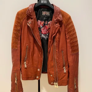 Jofama skinnjacka - Brun skinnjacka i med mockadetaljer på axlarna från Jofama by Caroline Roxy. Fint skick. Nypris 3500kr