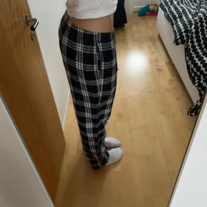 Rutiga pyamasbyxor  - Snygga pyamasbyxor som är långa i benen! Passar mig som är 1,76🤩🤩