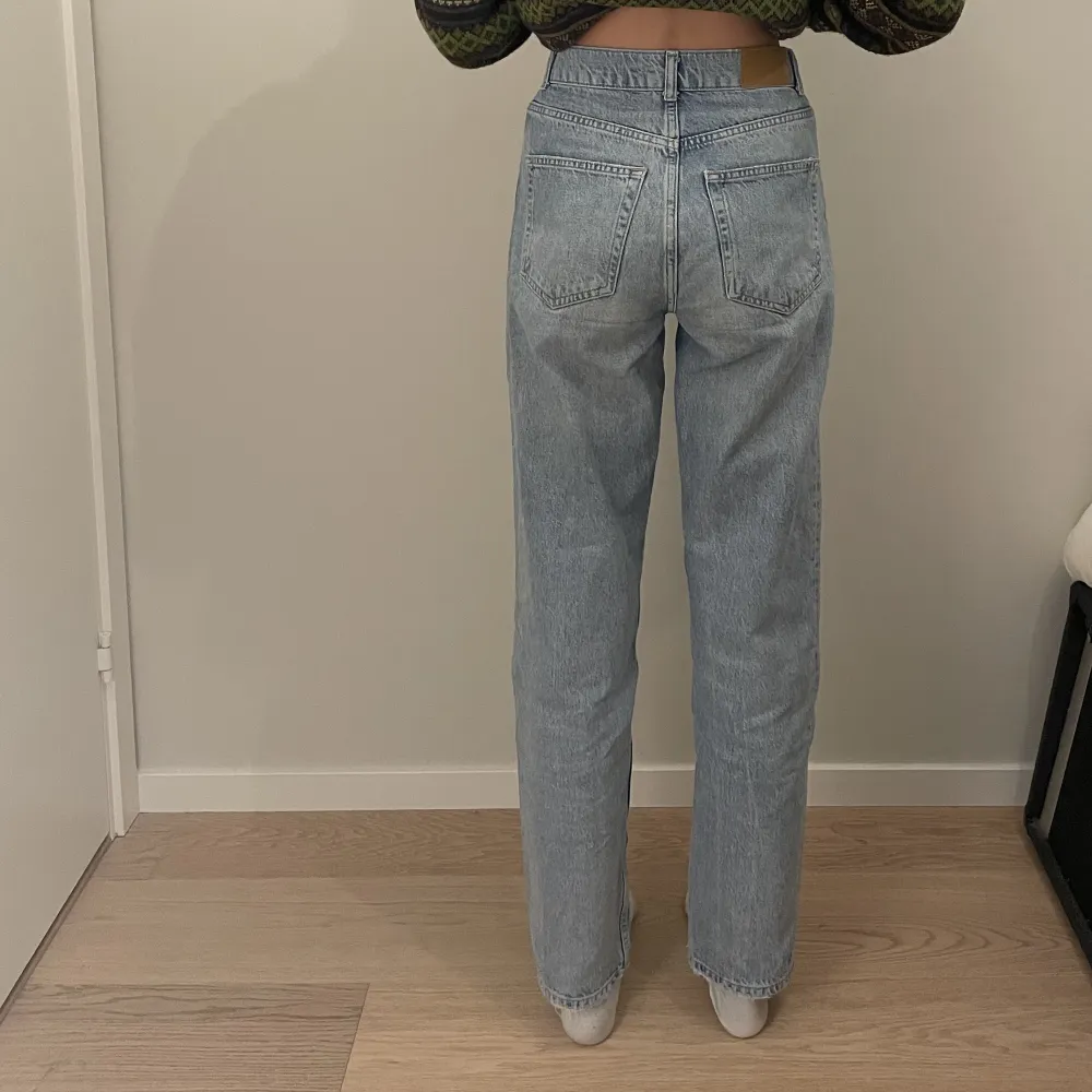 Gina Tricot 90s high waist jeans i väldigt bra form. Säljs för att dom inte längre passar mig 💗dm:a för fler bilder.  köparen står för frakt 🤍. Jeans & Byxor.