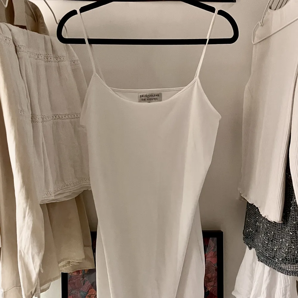 Vit tajtsittande klänning (om du är strl L-XL) men sitter mer löst på M så funkar på det också. Jättesöt men endast använt vid ett tillfälle<33 bra skick! Köpt secondhand . Klänningar.