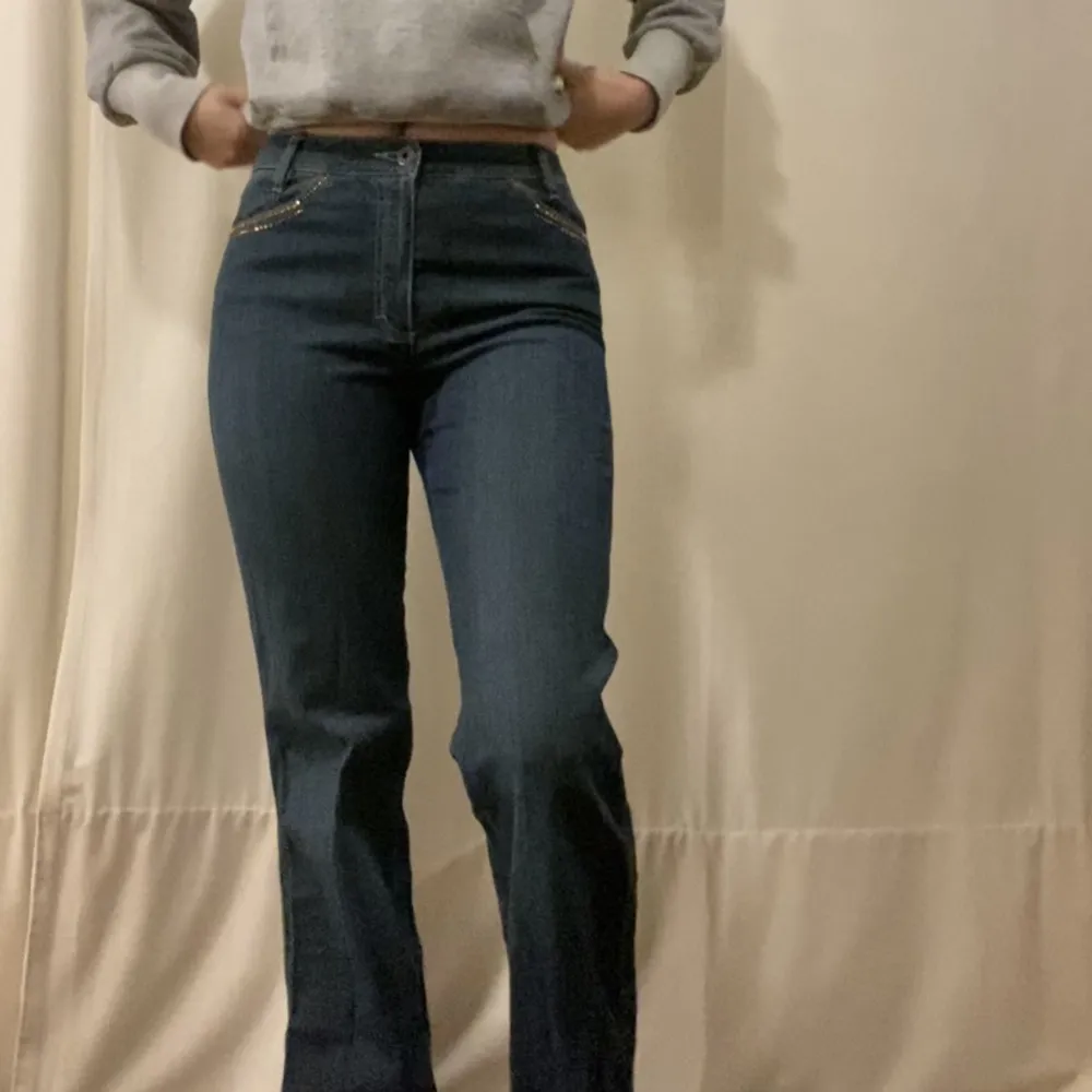 Super fina jeans med paljetter både fram och bak💕. Jeans & Byxor.
