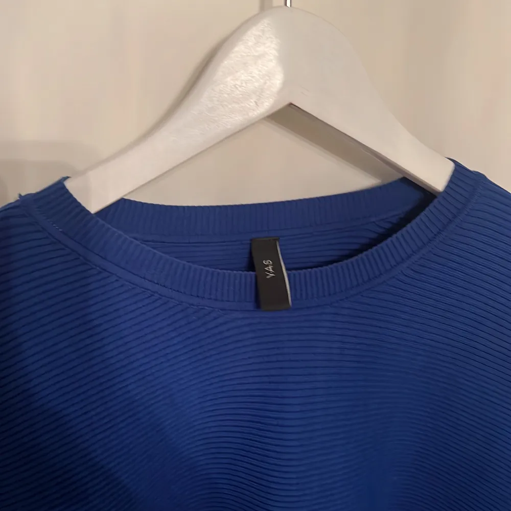 superfin blå klänning från märket YAS köpt på nelly.com, använd ett fåtal gången förra vintern, är i storlek S/M. originalpris ligger på 749kr. Klänningar.