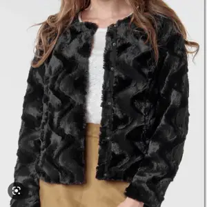 Säljer denna faux fur jackan från vero moda! Så snygg och varm❤️ använd en gång, bra skick!