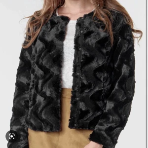 Faux fur jacka vero moda - Säljer denna faux fur jackan från vero moda! Så snygg och varm❤️ använd en gång, bra skick!