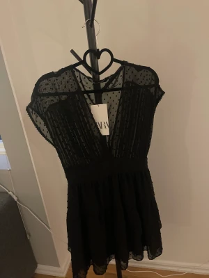 Klänning  - En jätte söt OANVÄND klänning från zara som tyvärr är för kort för mig. 💕SLUTSÅLD