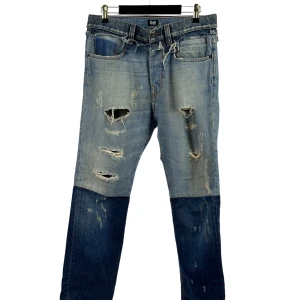 Blåa jeans - Jeans i en exklusiv utgåva, flerfärgade jeans från D&G.  D&G är ett modehus som andas medelhavskultur, traditioner, detaljrikedom och glamour. Märket grundades 1985 av Domenico Dolce och Stefano Gabbana och sedan dess har den starka identiteten vuxit. 