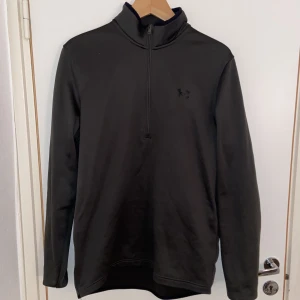 UNDERARMOR tröja  - Riktigt fin Underarmor tröja, militärgrön. Sitter löst och har väldigt skön material. Storlek M