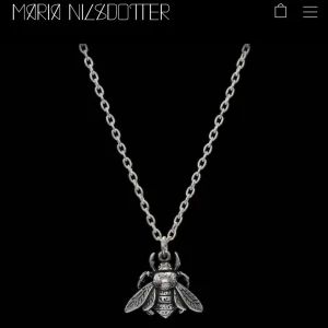Maria Nilsdotter  - Halsband jag knappt använt! säljer då ja aldrig använder det å ej känner den är min stil riktigt❤️ nypris ca 2000kr . Kan mötas vid Karlaplan!