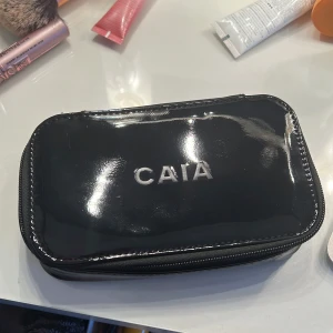 Caia sminkväska - Säljer min helt nya sminkväska från Caia då jag insett att den inte kommer att komma till användning! Supersnygg och smidig att ha med sig både på resan och i handväskan! 🖤