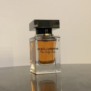 Dolce & Gabbana the only one edp - Dolce & Gabbana the only one edp presentbox, en parfym med 30 ml plus en liten med 10ml, perfekt att ha i väskan. Har endast testat den 2 gånger så den är i princip helt ny!! Beställde den innan jag hade luktat på den och märker nu att den inte passar mig