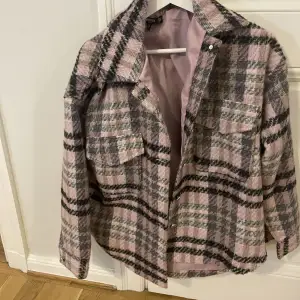 Nu säljer jag denna skit coola jacka! I färgen rosa med svart & beige ish. Knappt använd, köpt för ca 3 år sedan. I storlek34, men passar 36 också