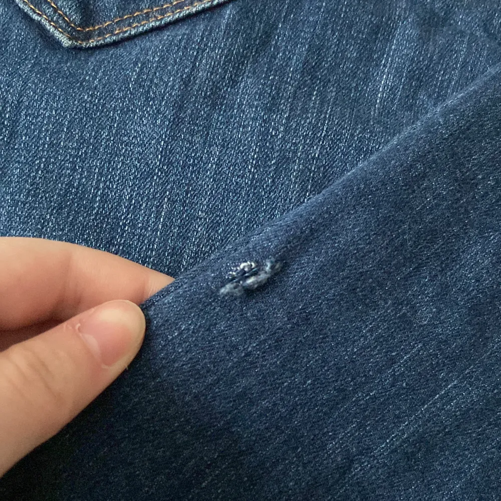 Säljer ett par skinny Jeans från H&M i storlek XS-S💗 dom har ett litet hål på benet men det syns inte och det är lätt att sy ihop💓. Jeans & Byxor.