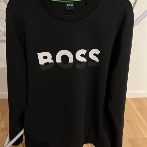 Hugo Boss Tröja L - Hugo Boss Tröja  Storlek L Köpt på Johnells för ca 1399kr Säljes för 700kr Aldrig använd