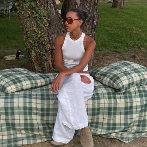 Linnebyxor - Säljer dessa snygga linnebyxorna från oysho🥰Aldrig använda då de inte passade mig! Perfekta att ha på sommaren eller om man ska åka utomlands nu i vinter😍 (Första bilden är lånad) Tryck INTE på köp nu! Skriv till mig privat istället🥰