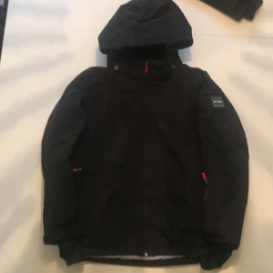 DR.ZIPE skidjacka 146/152 - En fin och varm skidjacka som är lite använd 
