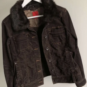 Jacka - Vintage jacka från esprit med pälskrage (ej äkta päls), passar till xs-l