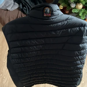 Parajumper väst  - Helt ny para jumper väst som jag fick i födelsedagspresent men har tyvärr inte gått till användning.  För frågor osv äre ba att skriva till mig så svara jag så fort jag kan :)  Förresten gratis frakt 