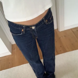 Lågmidjade jeans - Jätte najs jeans med V-waist, sitter så snyggt! Midjemått rakt över: ~39 cm. Innebenslängs: ~78 cm