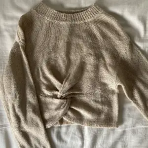 Superfin Beige stickad tröja som verkligen är unik i designen. Aldrig använd och jättegullig nu till vintern och jul 🎄🫶🏼