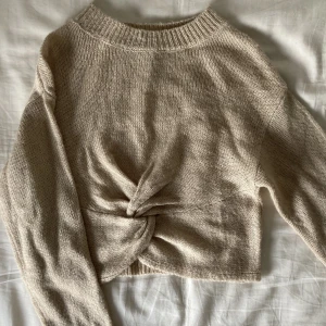 Beige Stickad tröja - Superfin Beige stickad tröja som verkligen är unik i designen. Aldrig använd och jättegullig nu till vintern och jul 🎄🫶🏼