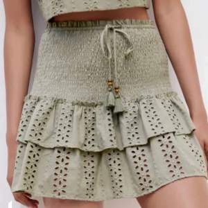 Säljer denna superpopulära kjol ifrån zara 