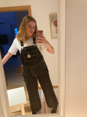 Hängselbyxor, Stl M, Märke Stussy  - Jag säljer ett par snygga, svarta hängselbyxor i jeansmaterial. Passar mig inte längre i storlek därav jag säljer dem. 