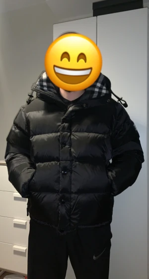Burberry Jacka  - Burberry Jacka som kan göras till väst också, Säljs på grund av inget användande, fint skick använd i rökfri besittning, säljs för 9000, Äkta såklart kvitto finns ( Fraktast endast ). 