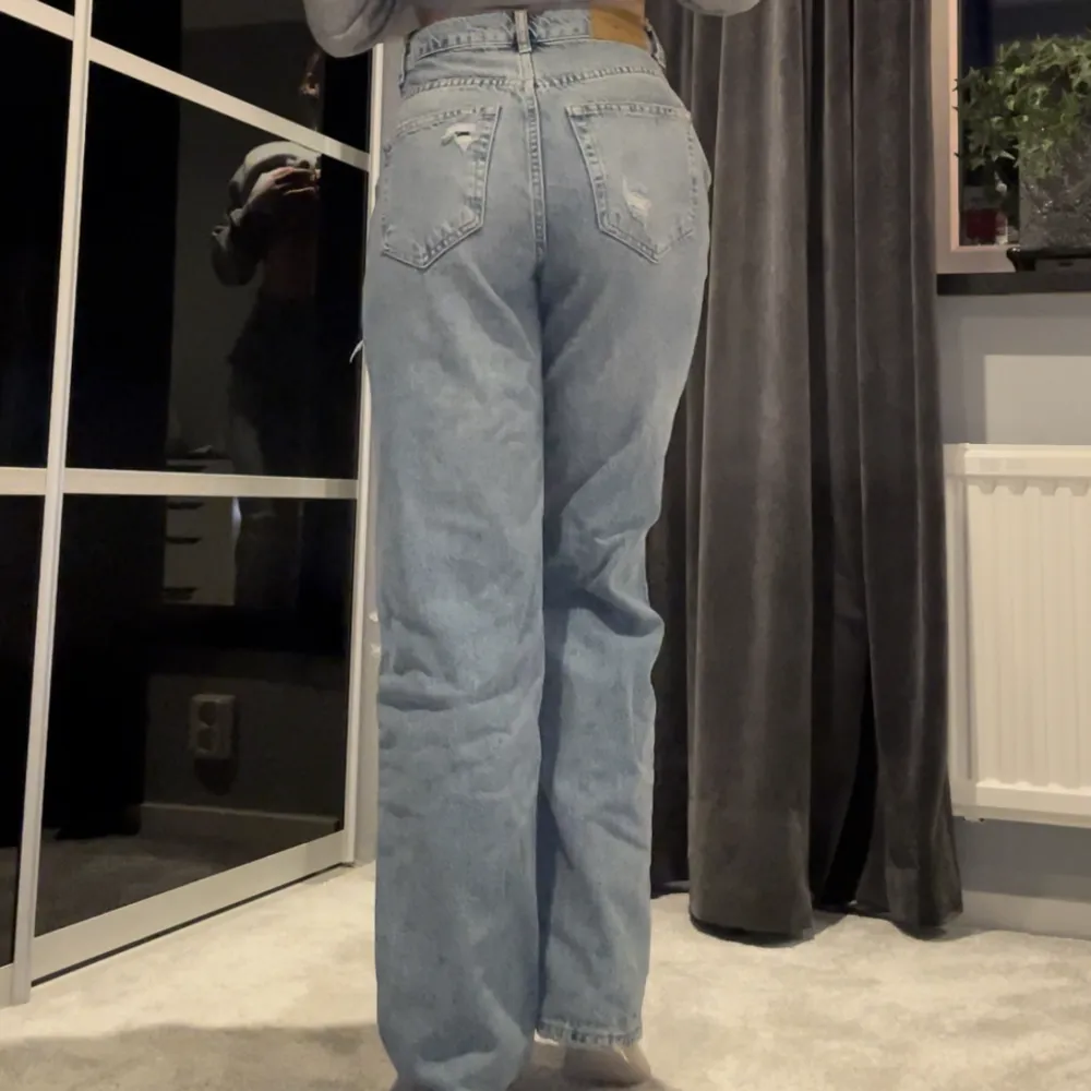 Blåa jeans från Ginatricot. Andvänd några få gånger.  Stl: 34 (jag är 161cm lång . Jeans & Byxor.