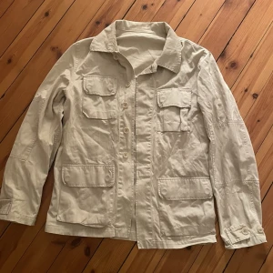 Helmut Lang Jacka - Vintage Helmut Lang jacka ifårn 1998 strl 48 i ljus beige. Funkar som både sommar/ vår jacka eller vinter skjorta/ blazer 