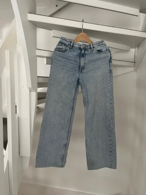 Monki - Ljusa, raka Monki jeans med hög midja 